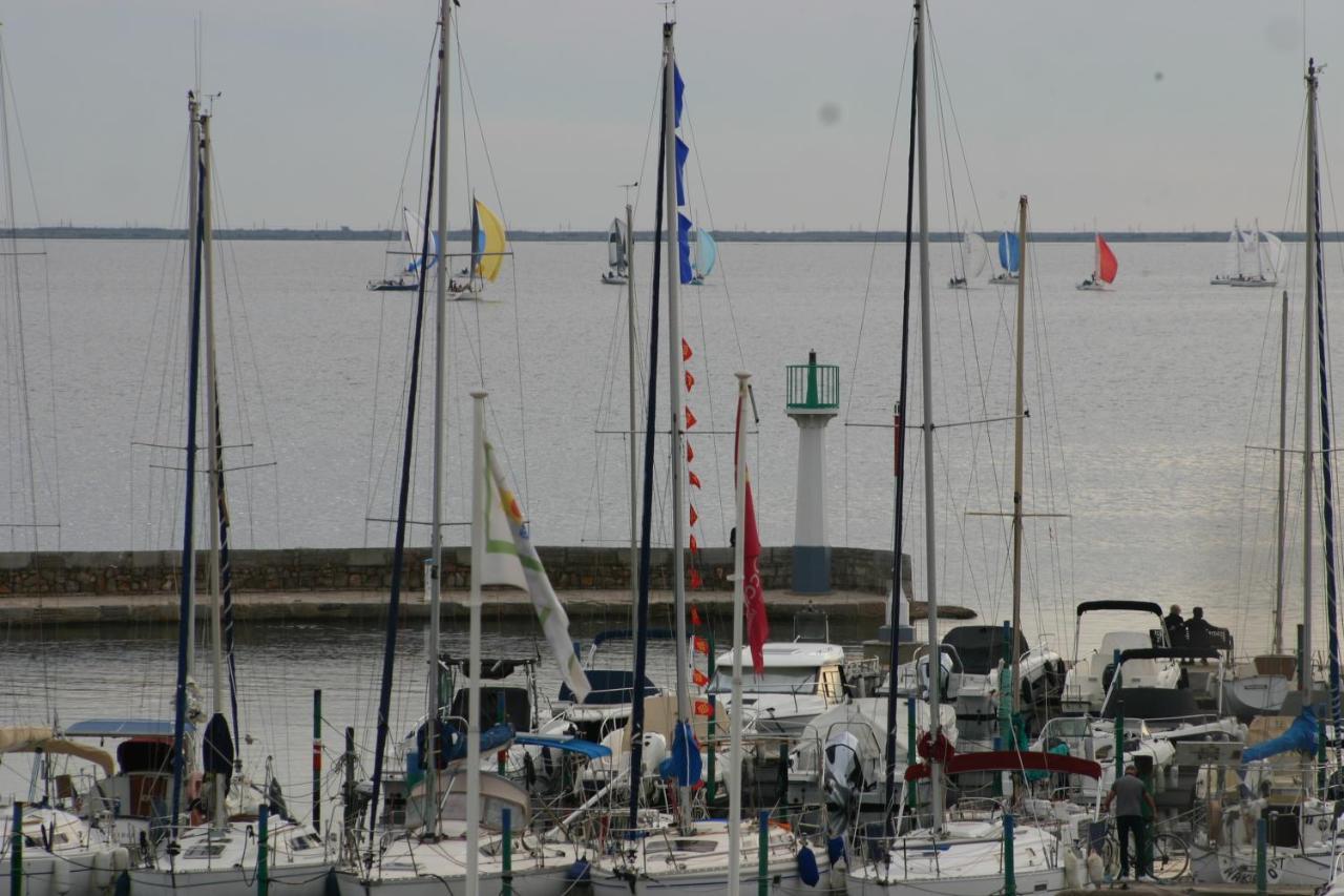 Le Vent Dans Les Voiles - Appartement Classe 4 Etoiles Meze Bagian luar foto